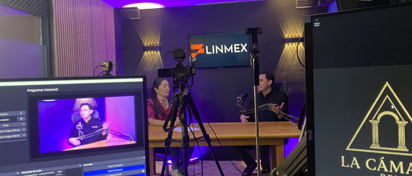 Estudio de podcast profesional en Merida con iluminacion y camaras
