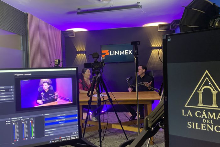 Estudio profesional para grabar podcast con camaras e iluminacion
