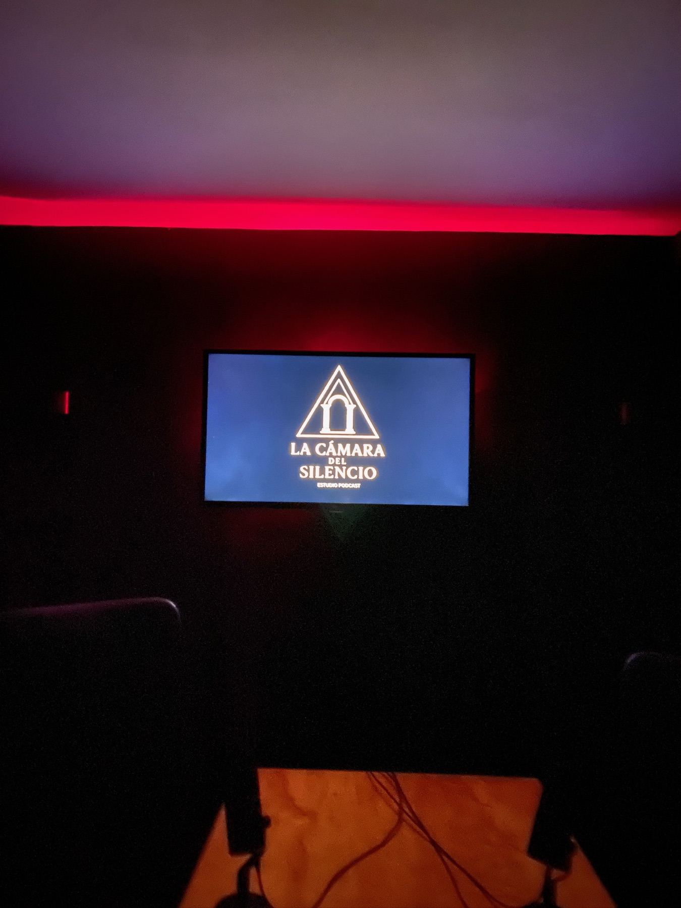 Pantalla con logo dentro del estudio