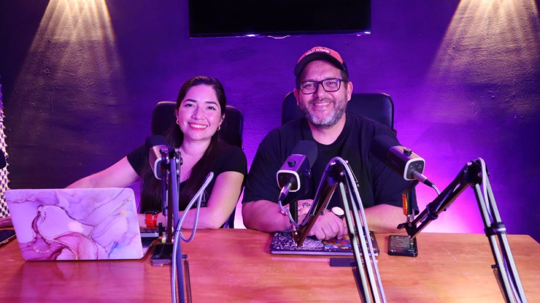 Mesa de podcast en La Cámara del Silencio en Mérida