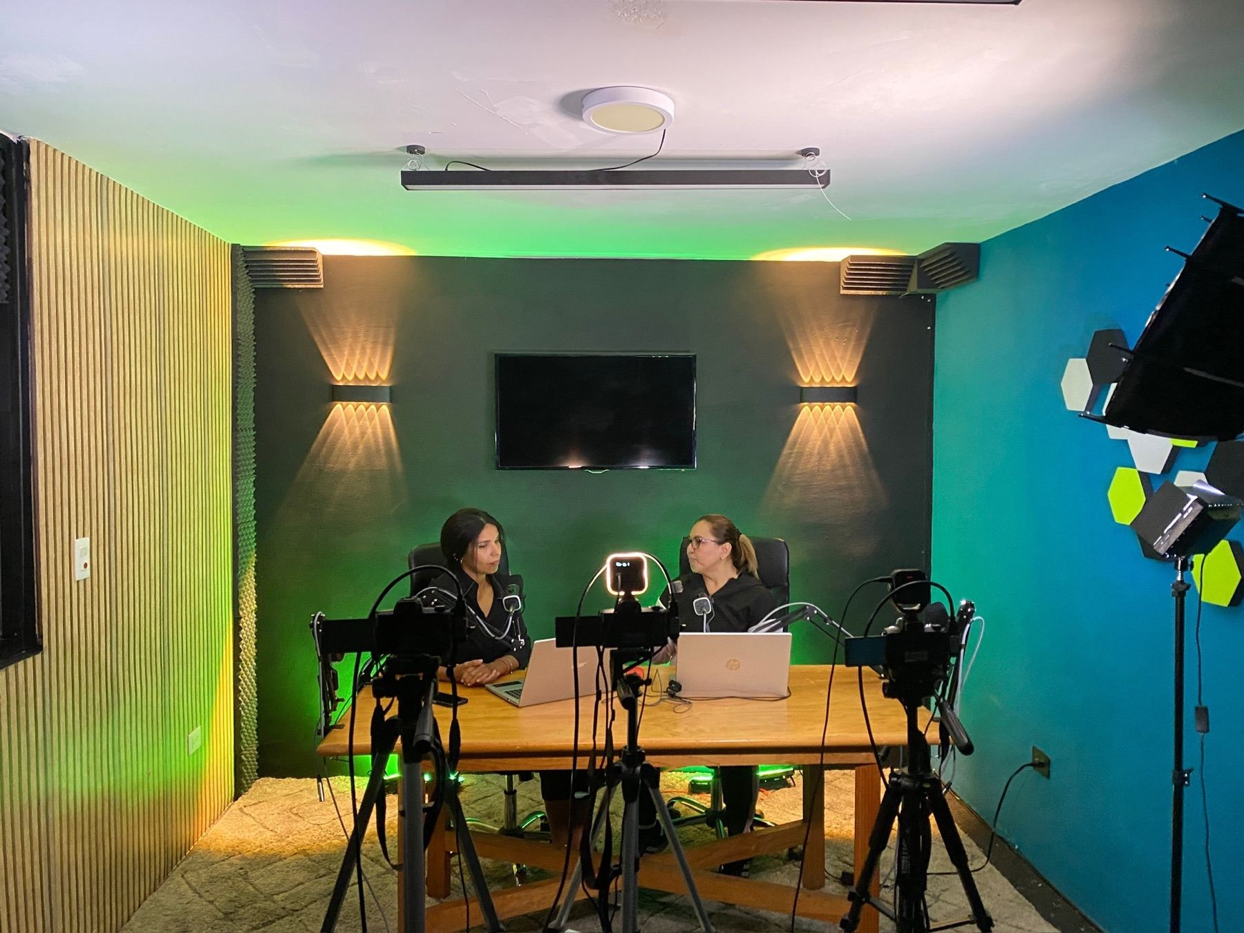 Set de grabación de podcast con cámaras en Mérida