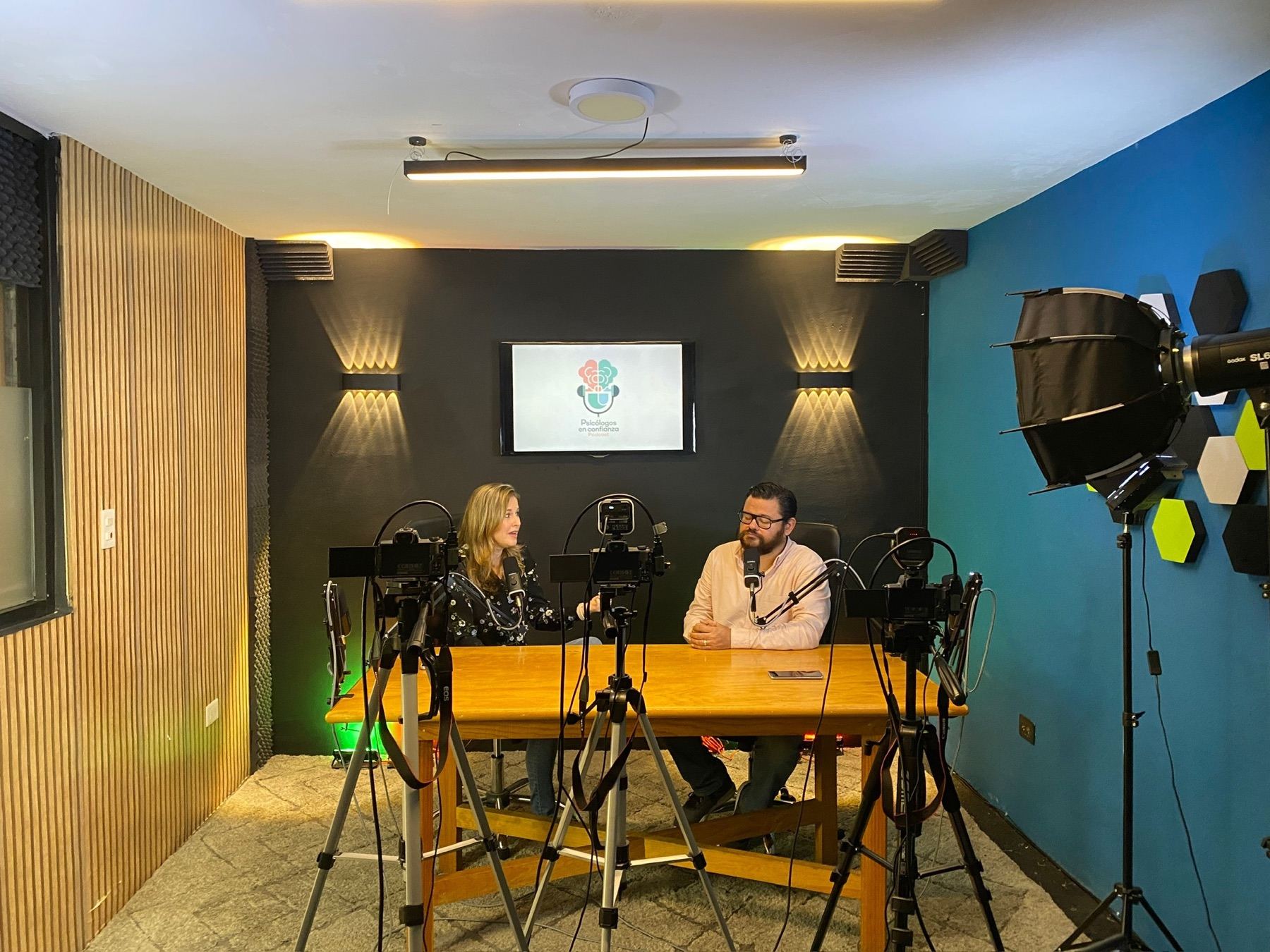 Entrevista grabada en estudio de podcast