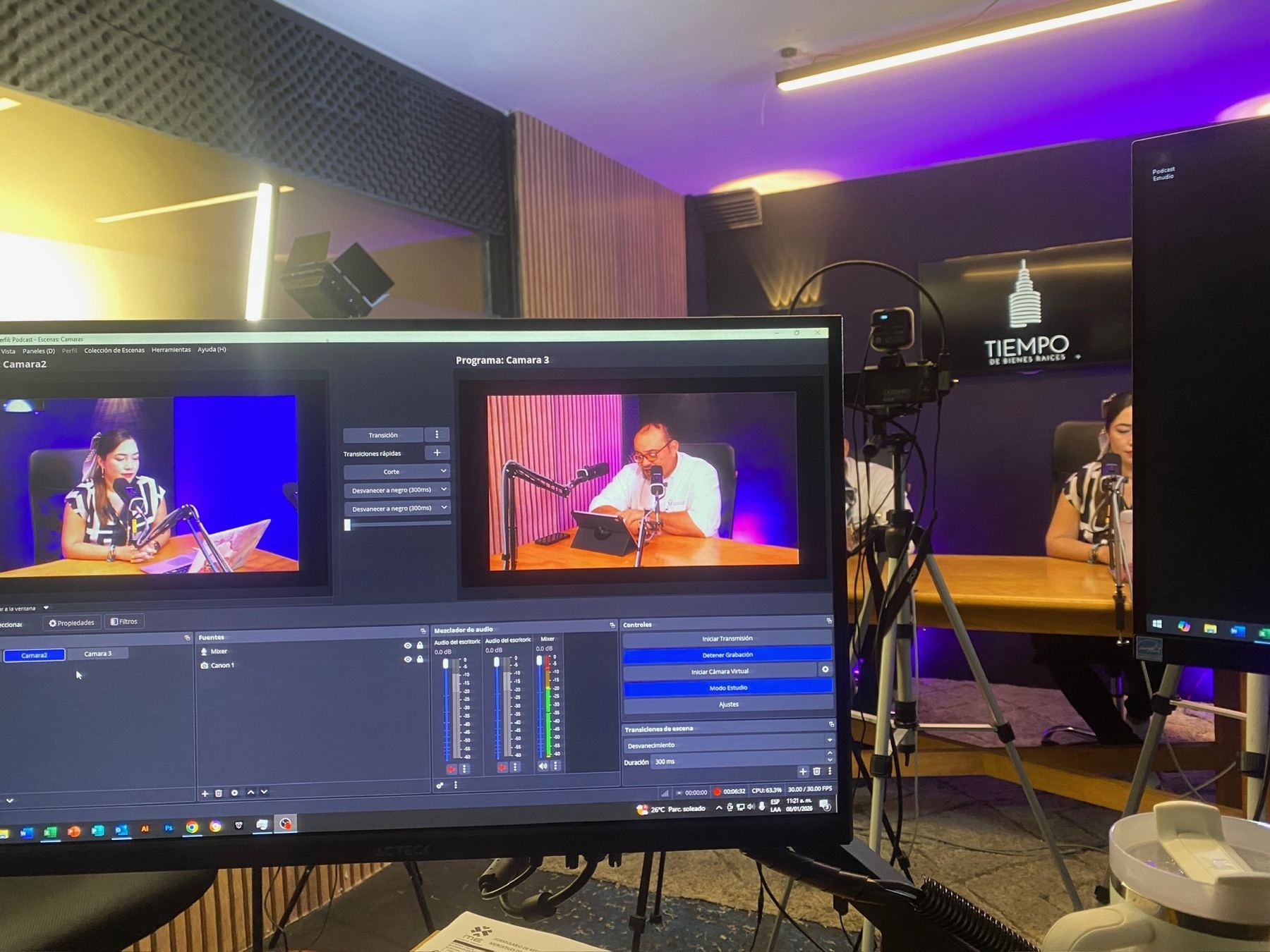 Producción de podcast desde monitor y cámaras