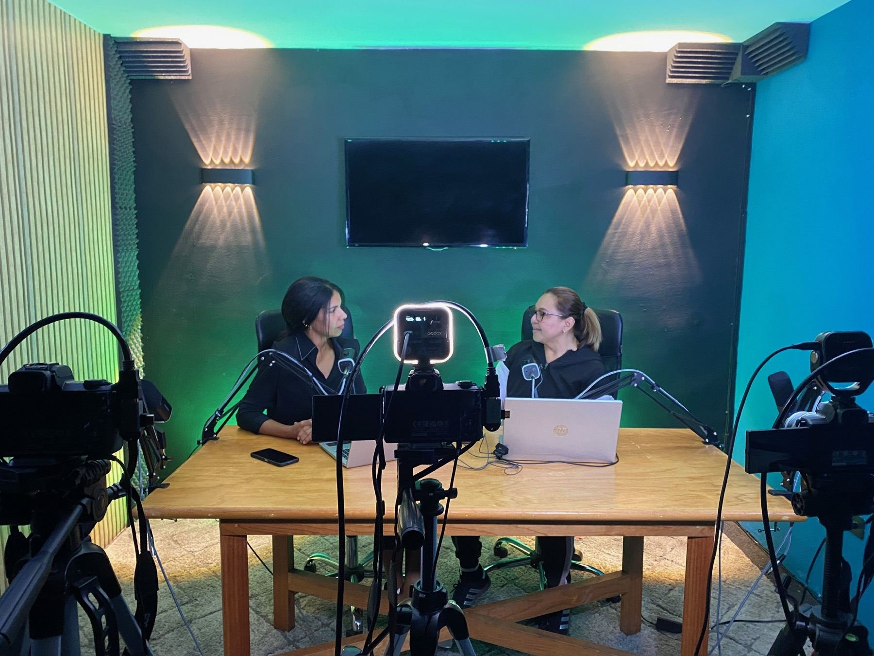 Videopodcast grabado en cabina acústica